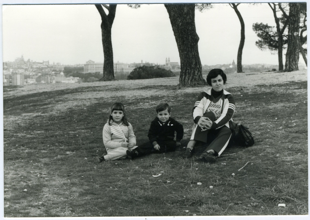 Roberto con su madre y hermana en un mirador de la Casa de Campo