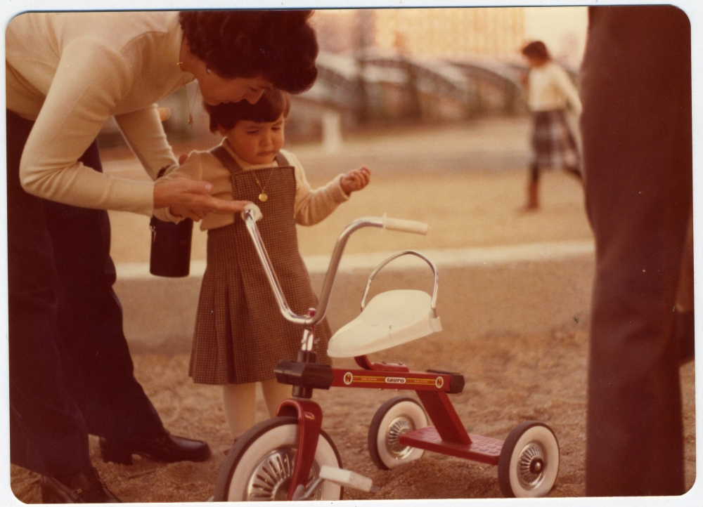 Charo, su hija y el triciclo