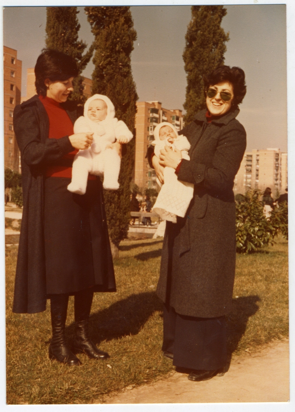 Charo y su amiga con sus bebs en el Parque Aluche