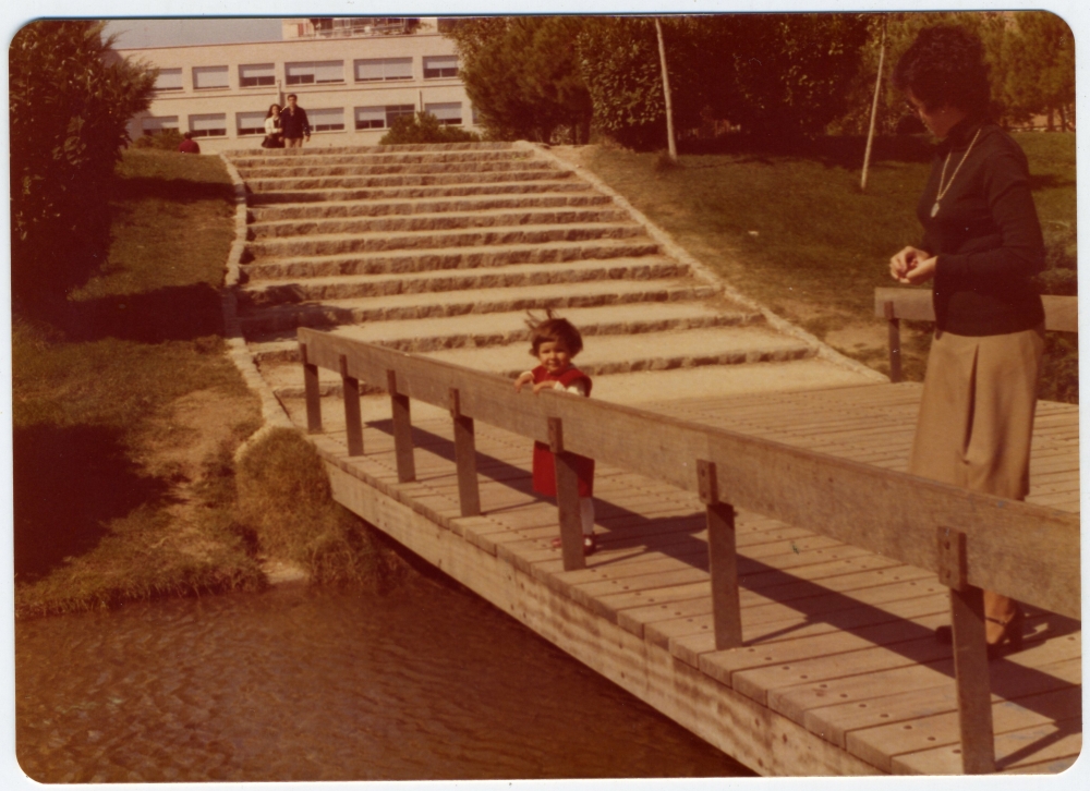 Charo con su hija Elena en el puente del Parque Aluche