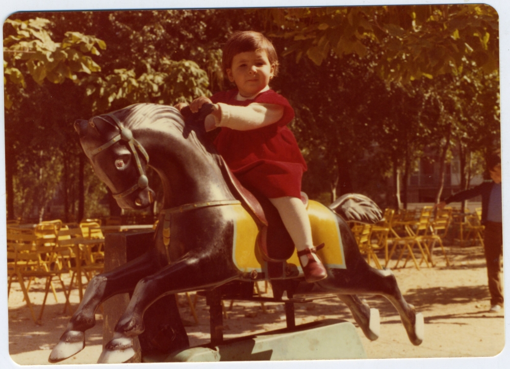 Elena en un caballito del Parque Aluche