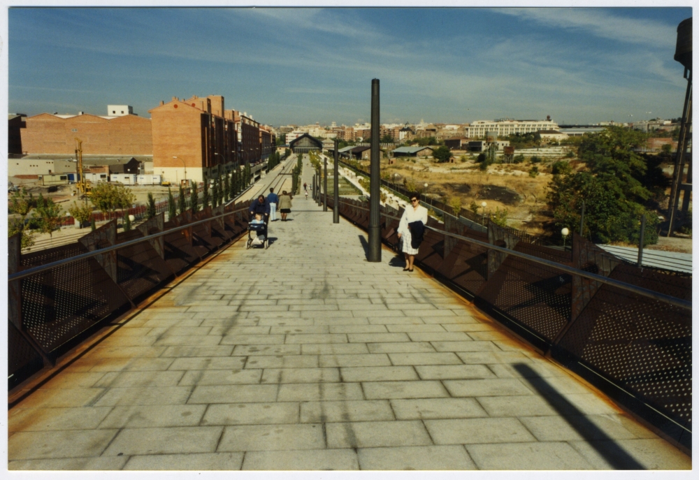 Charo sobre el puente que une el Museo del Ferrocarril con el Planetario