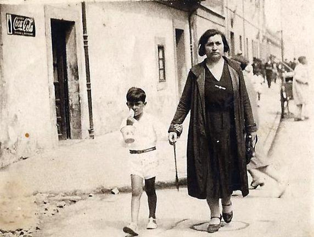 La abuela Leonor y el to Jos Manuel y una calle de Madrid