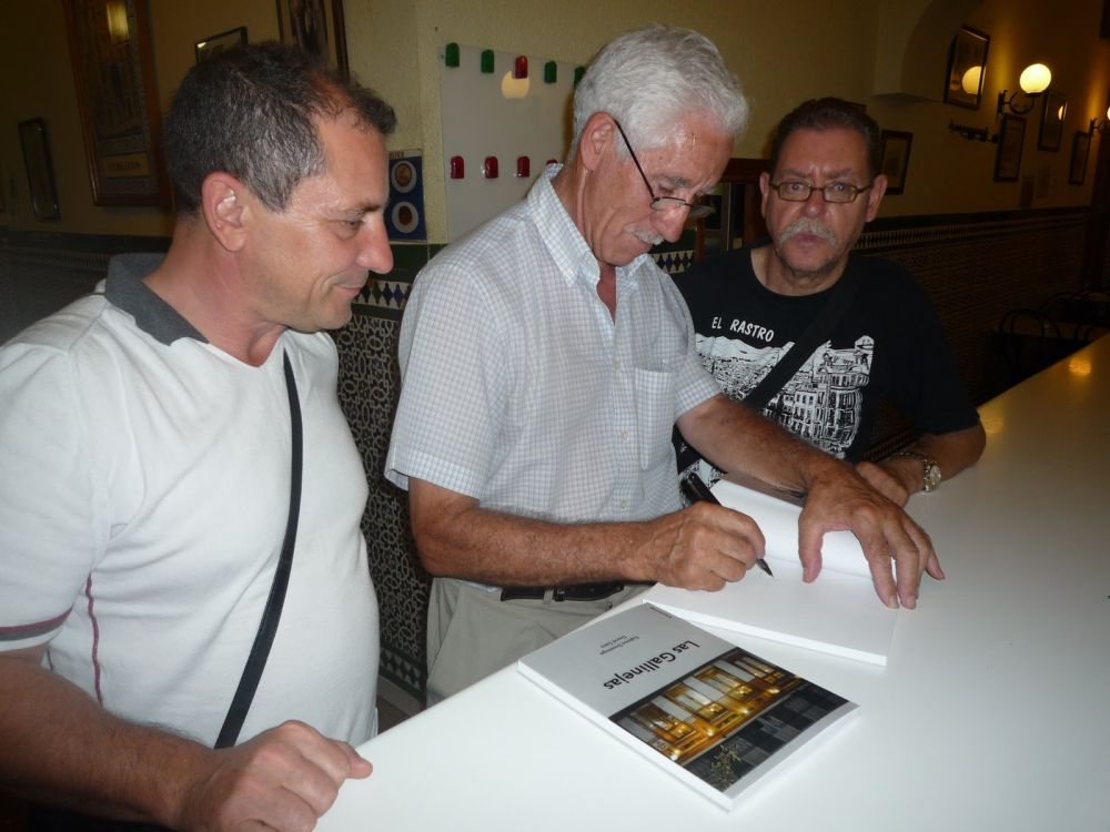 Gabino firma su libro "Las Gallinejas"