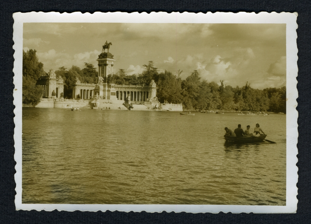 Remando en el Estanque Grande del Retiro