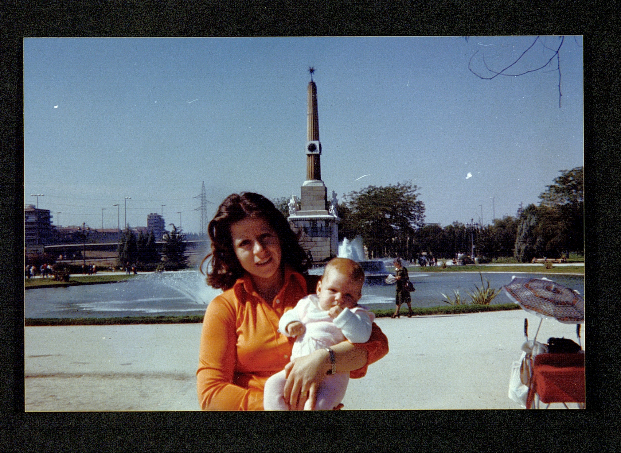 Donna y su madre posan ante la Fuente del Obelisco
