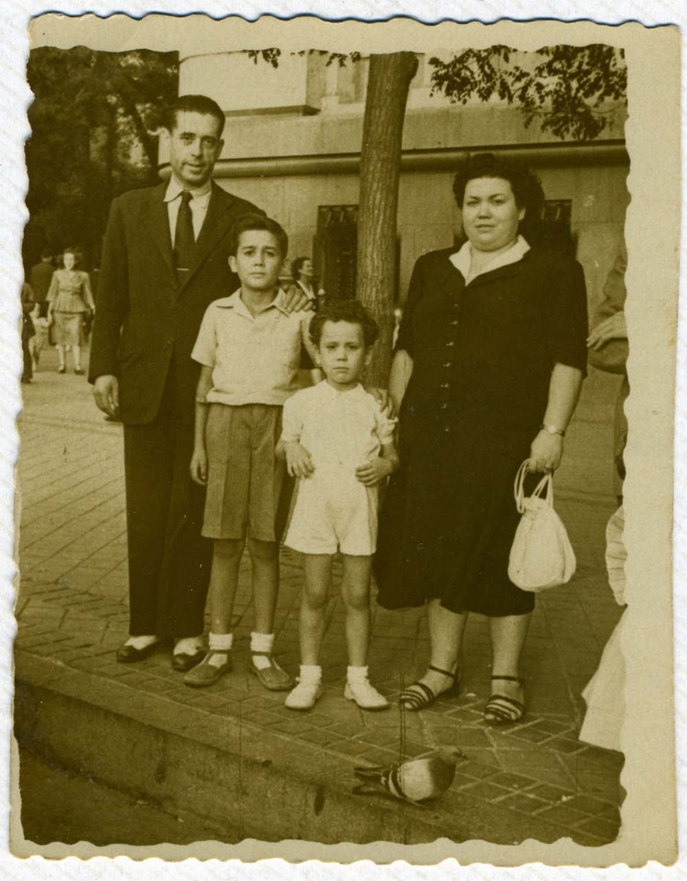 La familia Herreros Castillo en la plaza de Cibeles