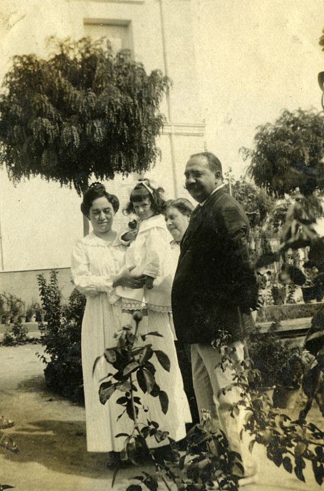 La familia Artola en el jardín de Villa Aurelia