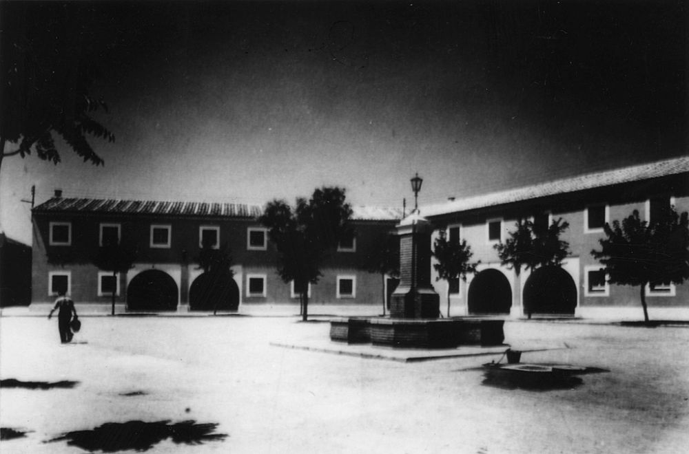 Plaza del Buen Camino reconstruida tras la guerra