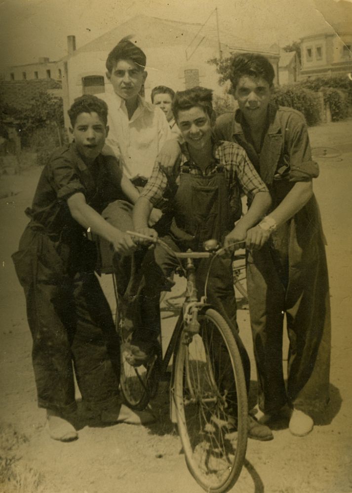 Jose y sus amigos con la bicicleta