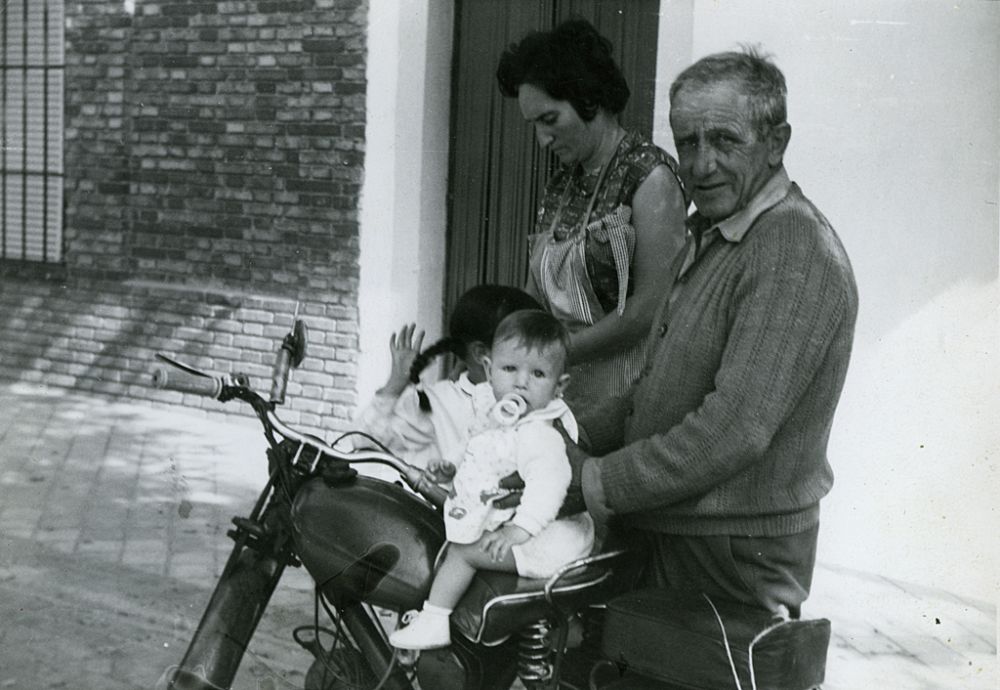 Marta en la moto de abuelo Martín