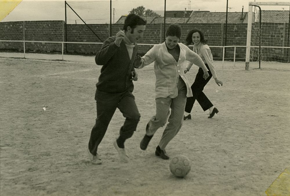 Ana, Toi y Miguel jugando al futbol