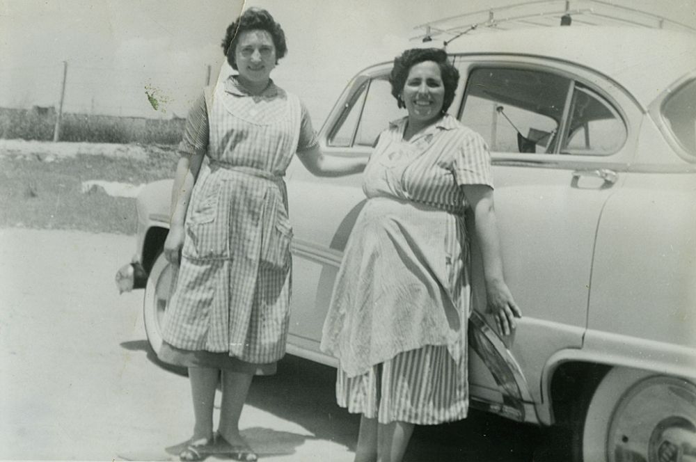 Sara y Pilar con un coche cubano