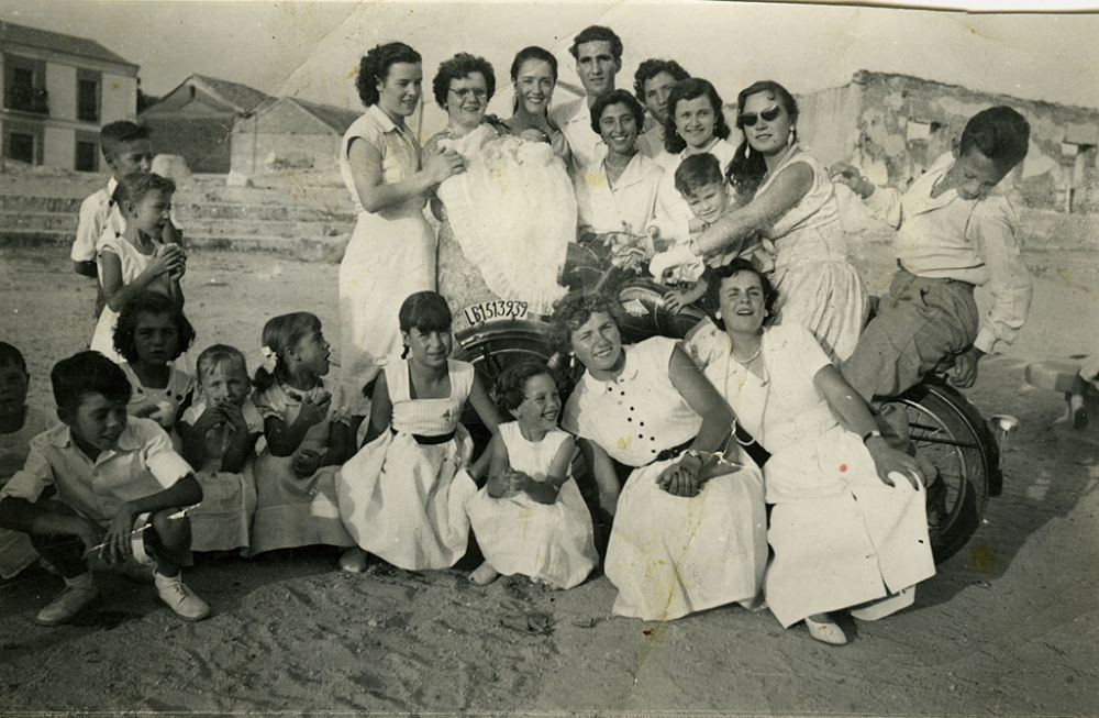 Elvira con su familia y amigos en un bautizo
