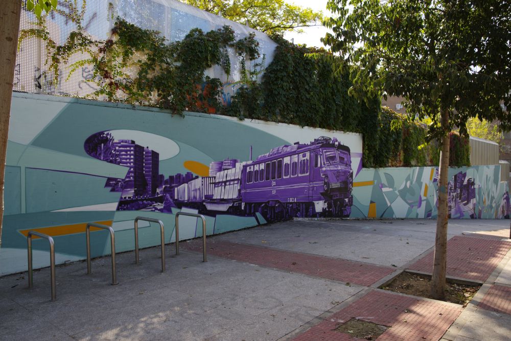 Mural del Centro Deportivo Peñuelas. Detalle de locomotora