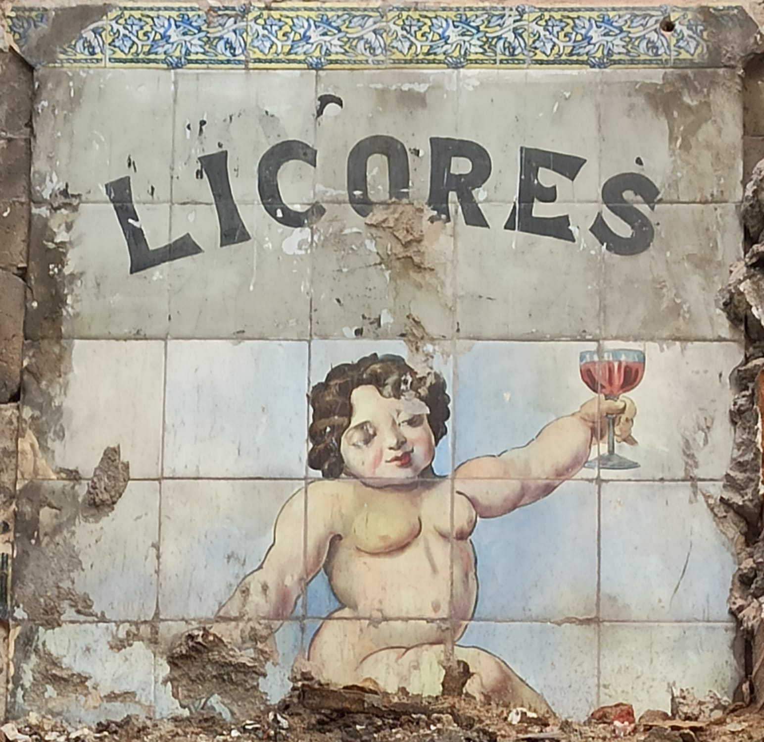 Azulejos vallecanos: Anuncio de licores