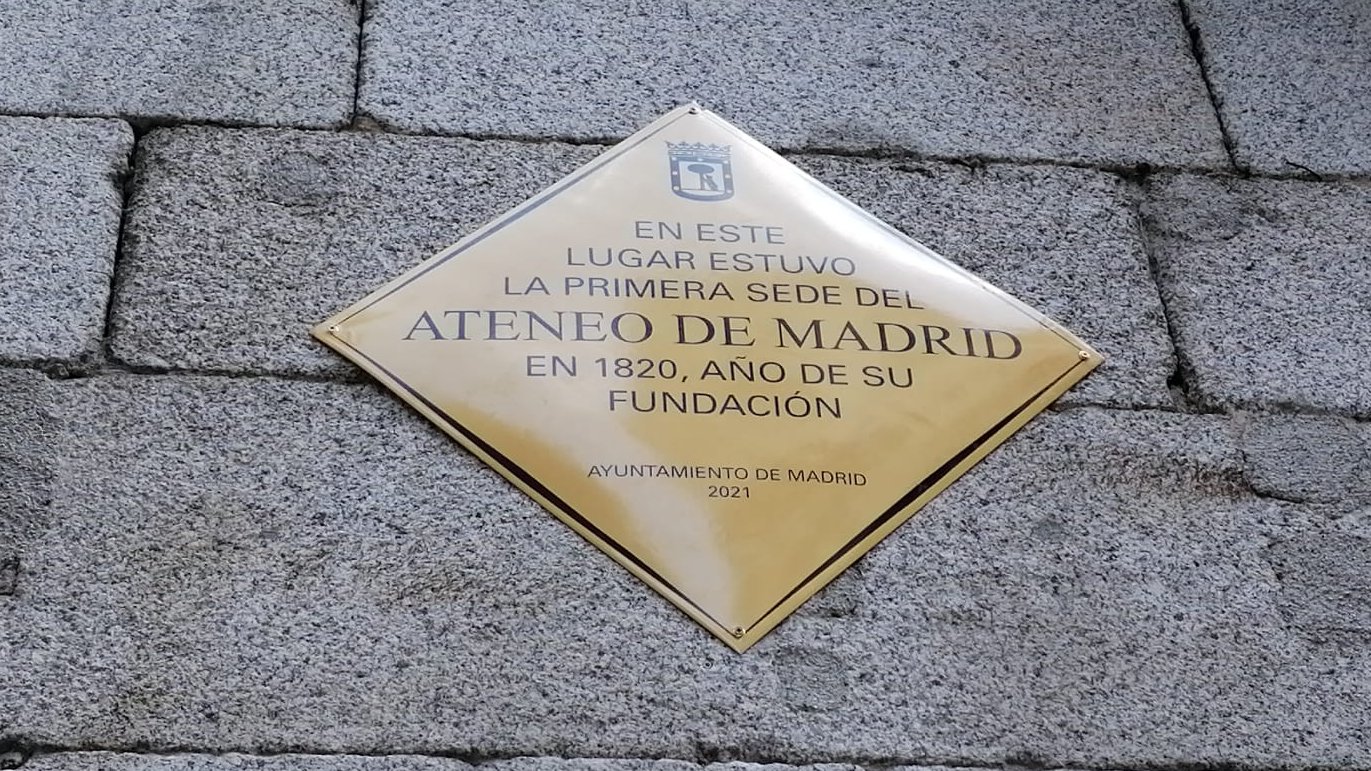 Placa dedicada al Ateneo de Madrid