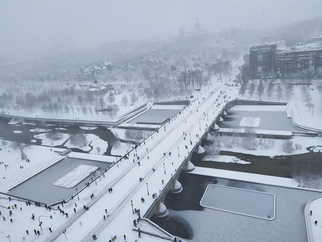 Puente de Segovia cubierto de nieve