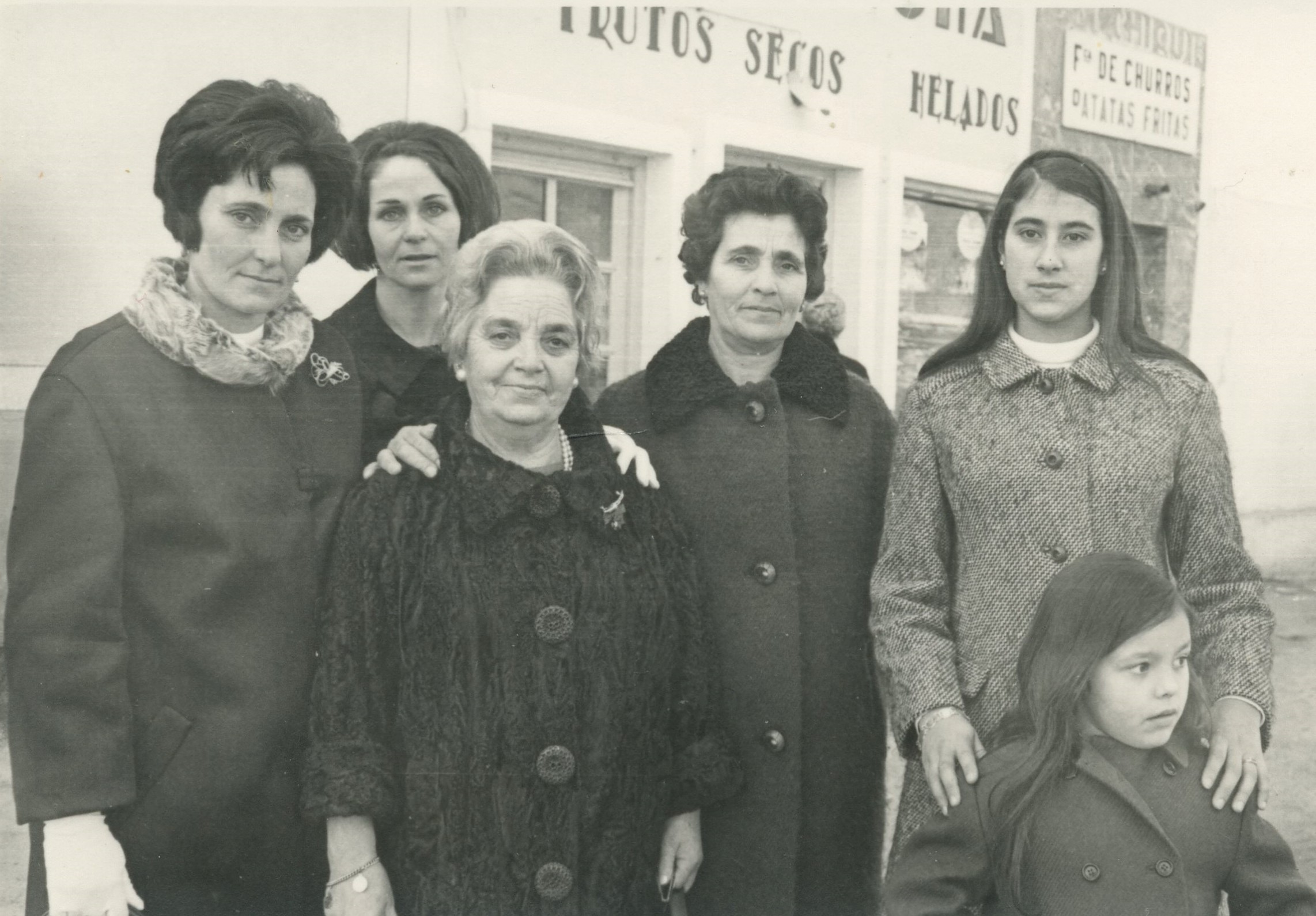 La maestra Felisa Lozano Aguilera rodeada de antiguas alumnas y una nia en su despedida de Hortaleza por su jubilacin