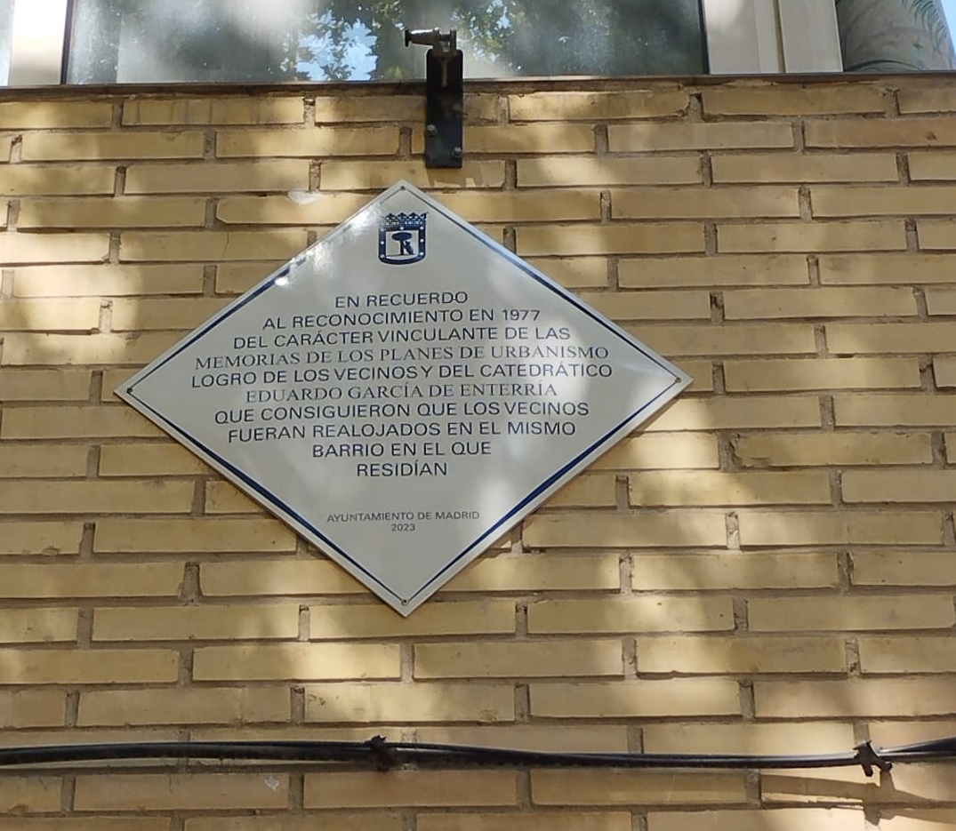 Placa dedicada a la Plaza de la Memoria vinculante