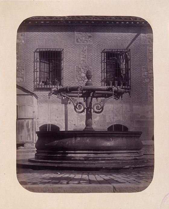 Fuente de hierro en la Plazuela de la Encarnacin