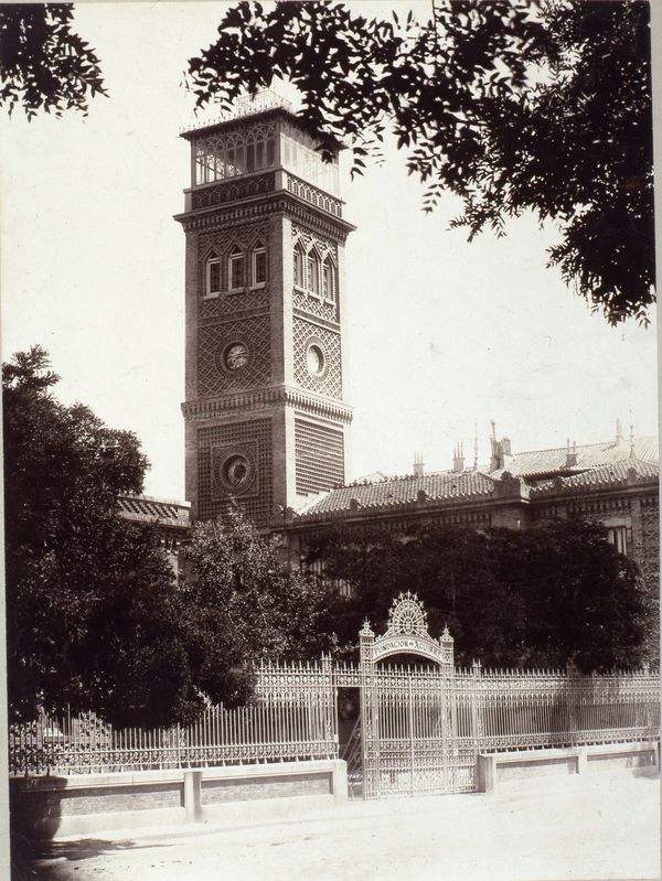 Escuelas Aguirre. Torre