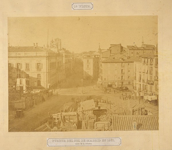 Puerta del Sol de Madrid en 1857 antes de la reforma. 1 vista