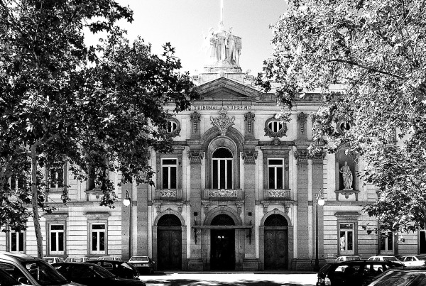 Iglesia de Santa Bárbara y Tribunal Superior de Justicia de Madrid.