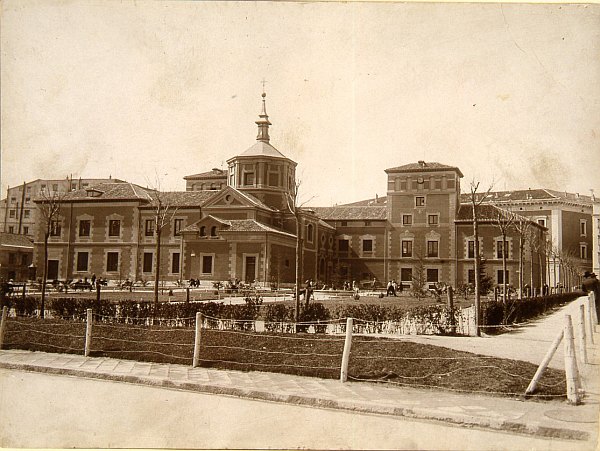 Antiguo Hospicio de San Fernando desde la Plaza Barcel