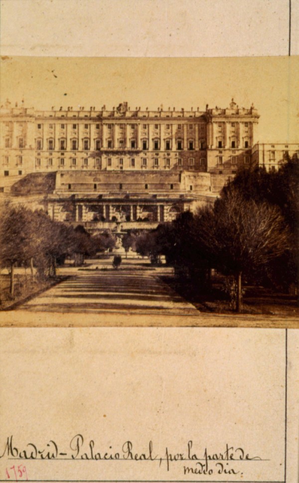 Palacio Real, por la parte de medio da