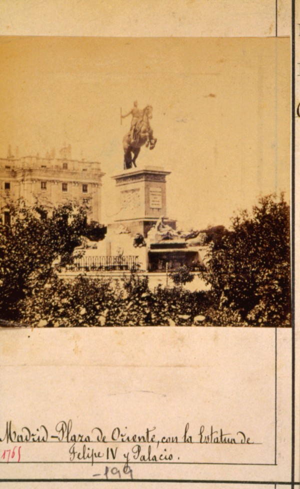 Plaza de Oriente, con la estatua de Felipe IV y Palacio