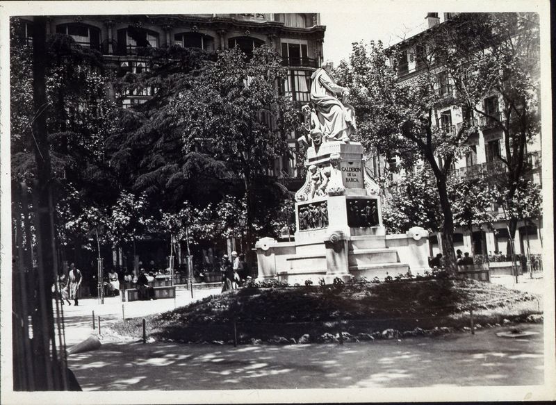 Monumento a Caldern de la Barca, en la plaza de Santa Ana