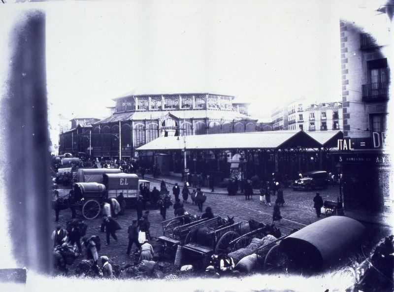 Mercado de la Cebada con carros