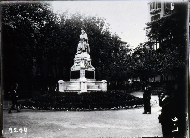 Monumento a Caldern de la Barca en la plaza de Santa Ana