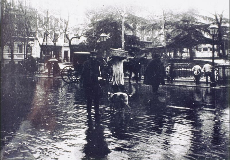 Plaza de Santa Ana, lloviendo