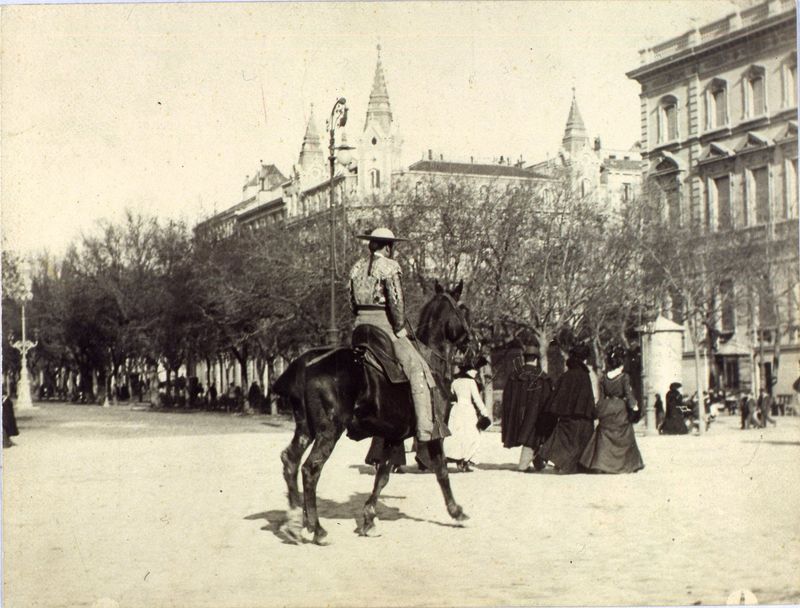 Paseo de Recoletos con picador a caballo