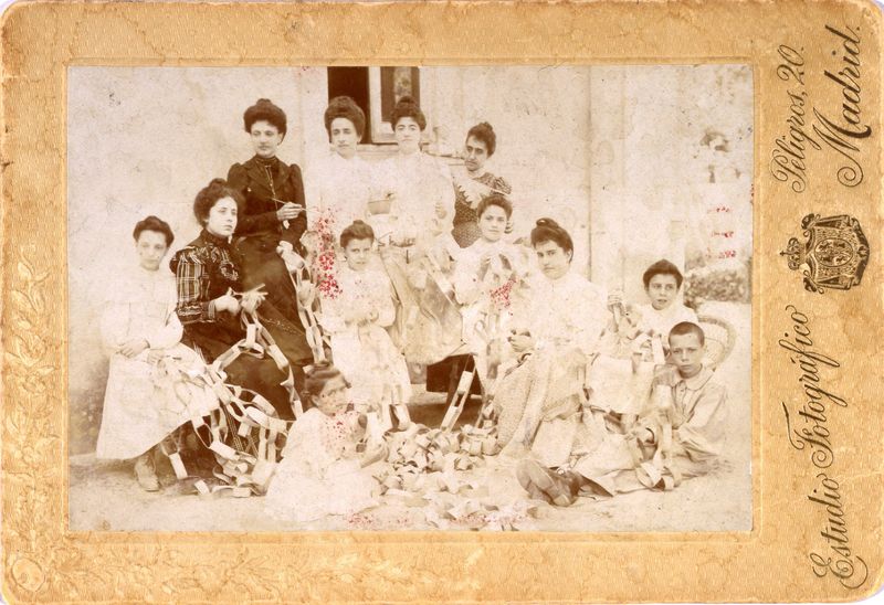 Grupo de mujeres haciendo cadenetas