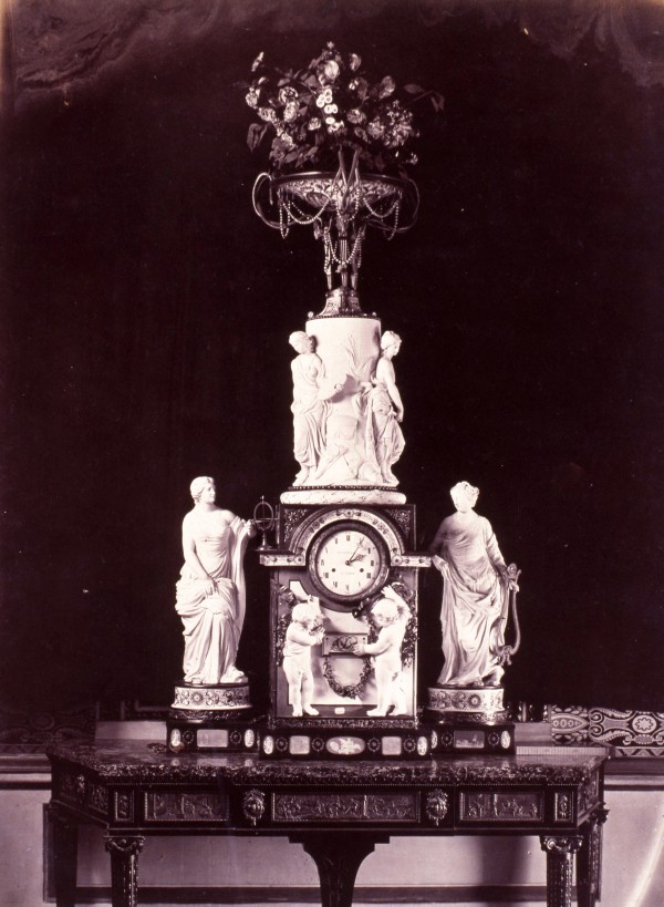 Pendulo en porcelana del Buen Retiro (Palacio de Madrid)
