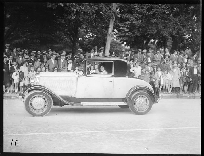 Participante en el desfile Elegancia automviles, en el parque del Retiro