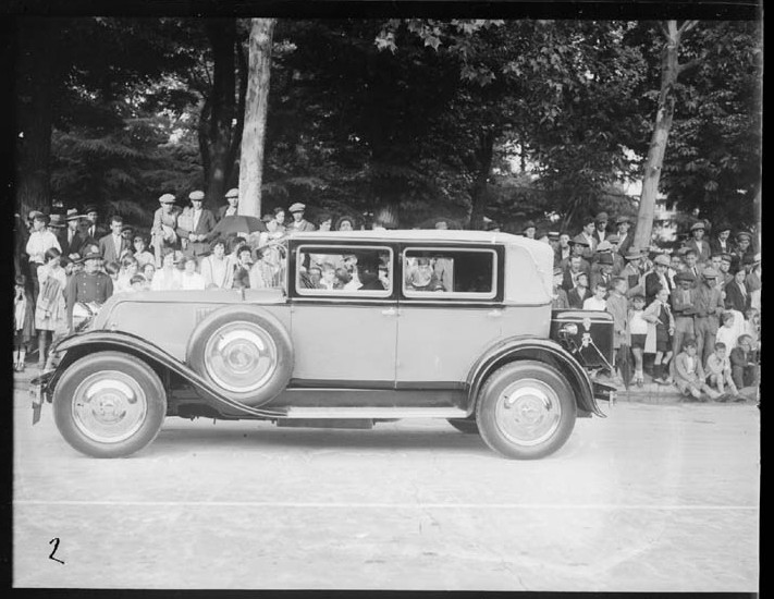 Participante en el desfile Elegancia automviles, en el parque del Retiro