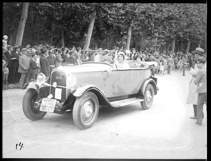 Participante en el desfile Elegancia automviles, en el parque del Retiro