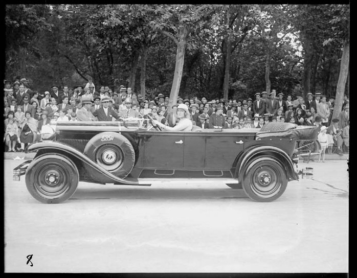 Participante en el desfile Elegancia automviles, en el parque del Retiro