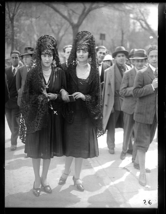 Mujeres con mantilla en Semana Santa