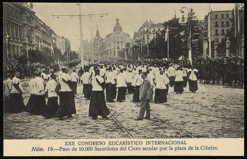 XXII Congreso Eucarístico. Paso de 10. 000 sacerdotes por la plaza de Cibeles