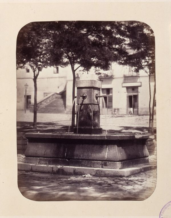 Fuente vecinal en la plaza de los Mostenses