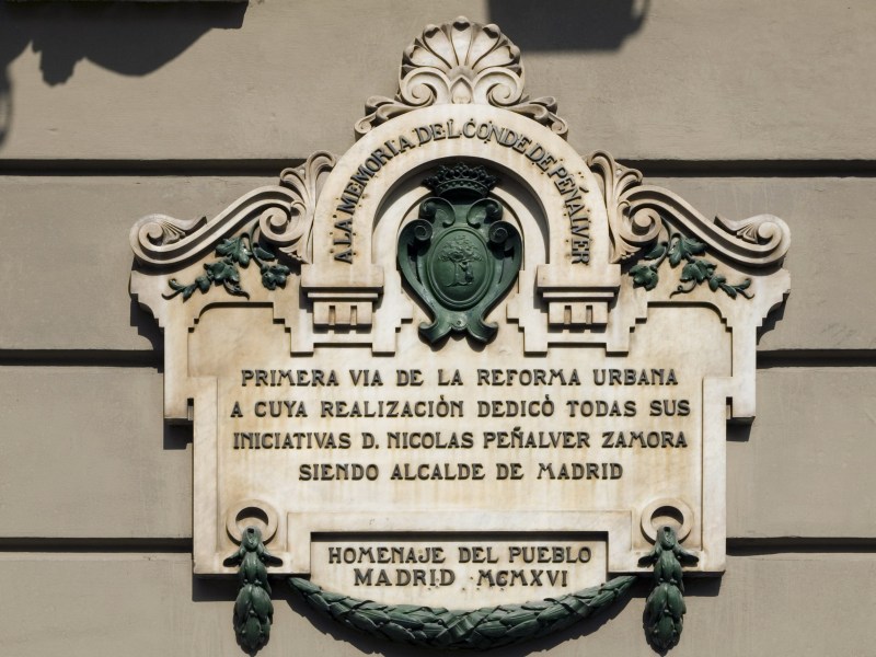 Placa en homenaje al conde de Pealver