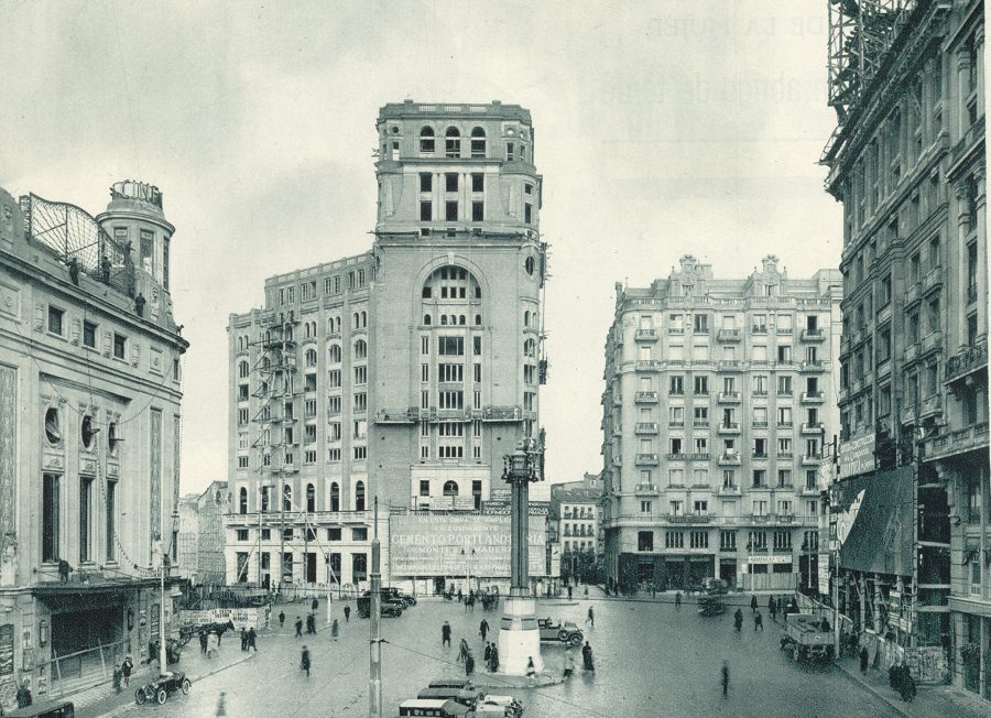 La plaza del Callao y el edificio del Palacio de la Prensa en construccin
