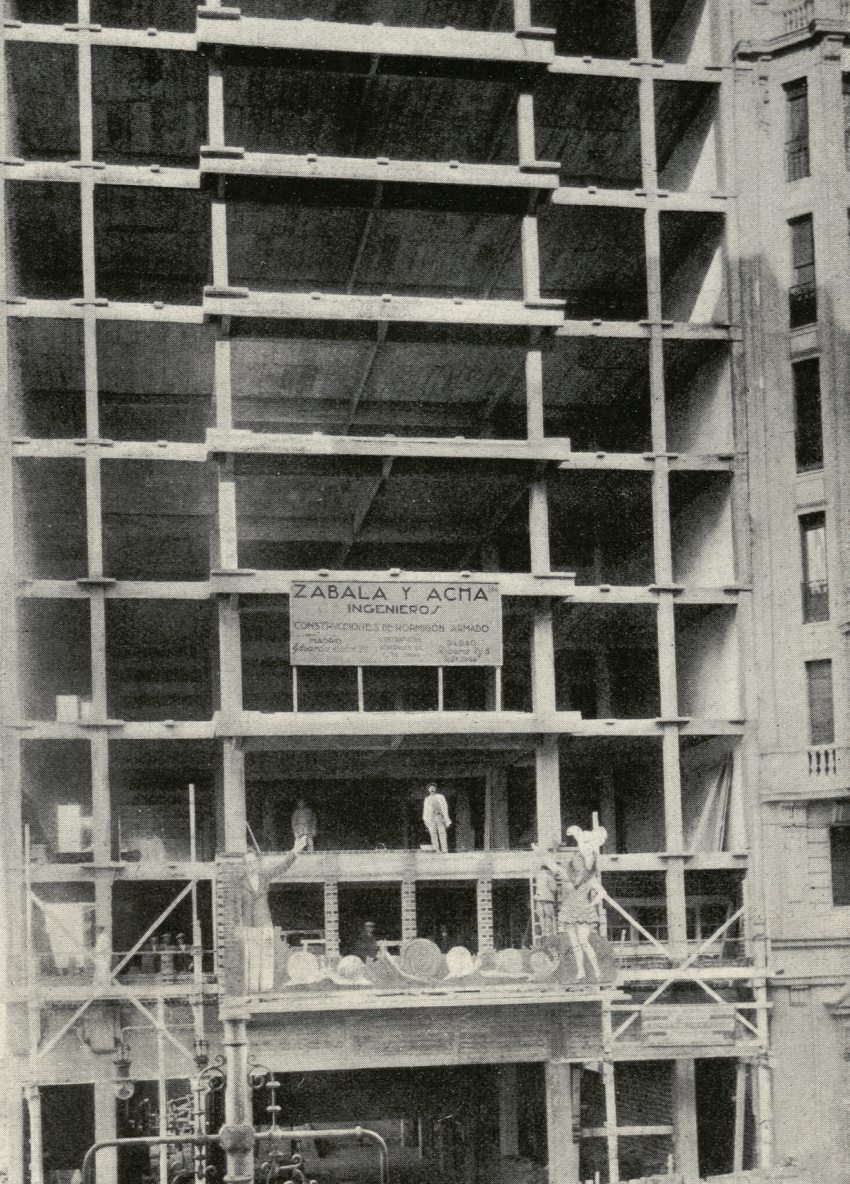 Fachada de la Gran Va del edificio Coliseum al comenzar la obra de albailera