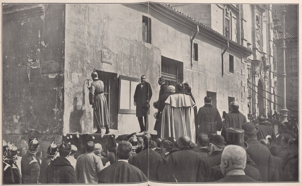 Momento solemne de iniciar el Rey con un golpe de piqueta el derribo de la casa rectoral de San Jos