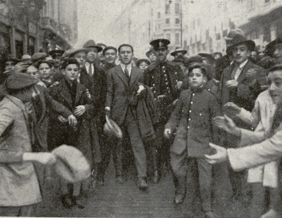 El torero Fortuna aclamado por la multitud despus de matar en la Gran Va a un toro escapado
